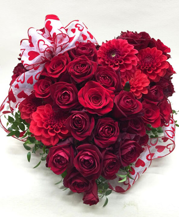 気持ち伝わる、赤バラとダリアのハートアレンジ