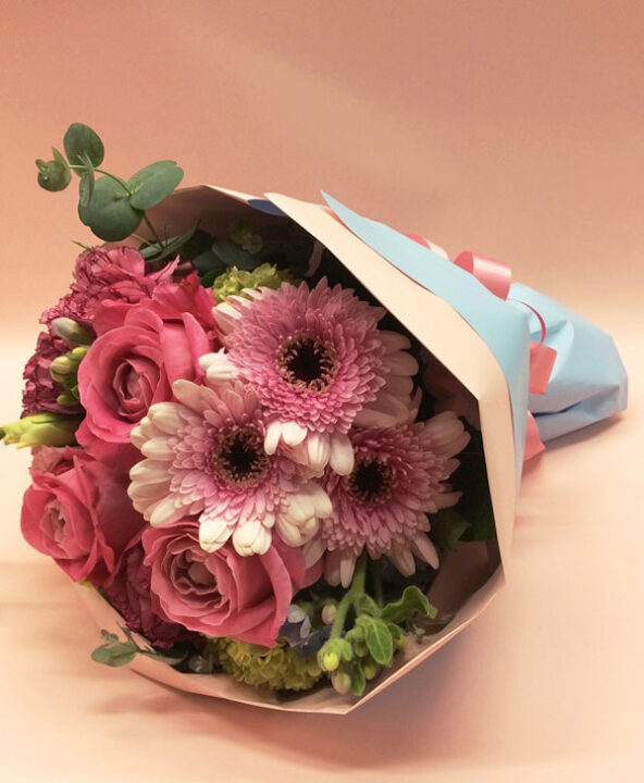片手ブーケ 可愛いだけじゃない、 魅力的な大人ピンク