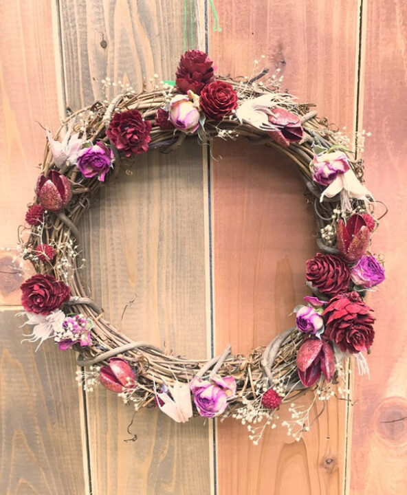 赤い実とピンクのバラで、ひげつるリースを可愛くドレスアップ