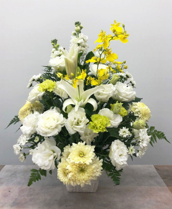 御供花 アクセントのグリーンとイエローが白をより美しく見せてくれます